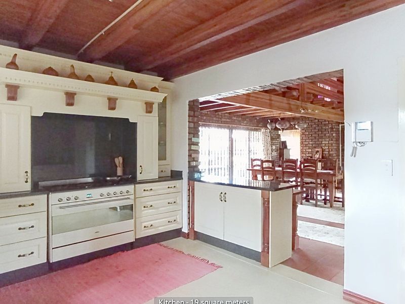 4 Bedroom House in Paulshof - Photo 2