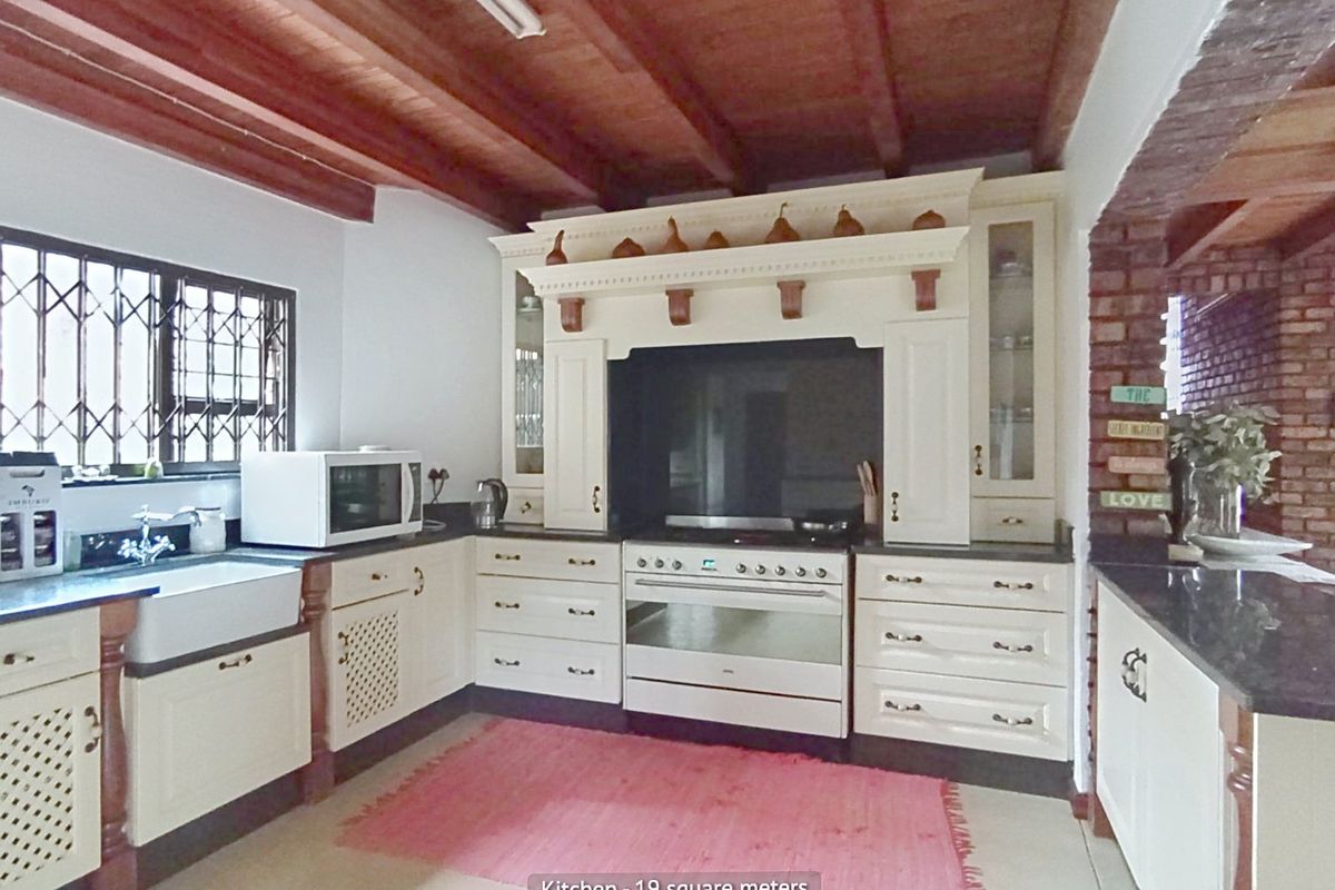 4 Bedroom House in Paulshof - Photo 3