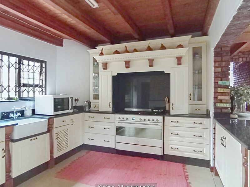 4 Bedroom House in Paulshof - Photo 3