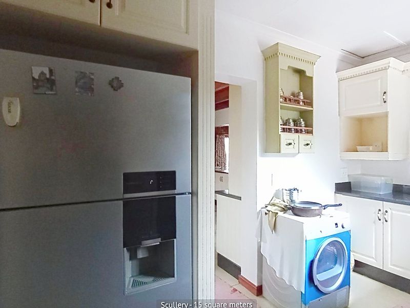 4 Bedroom House in Paulshof - Photo 5