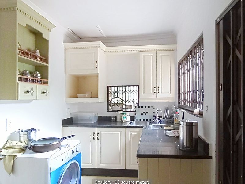 4 Bedroom House in Paulshof - Photo 6