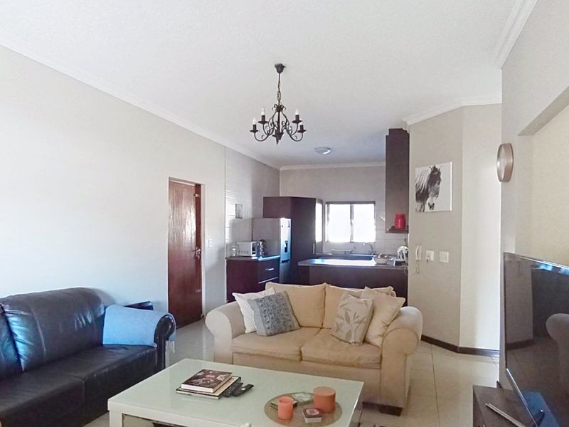 2 Bedroom Apartment for sale  in Paulshof - Photo 3