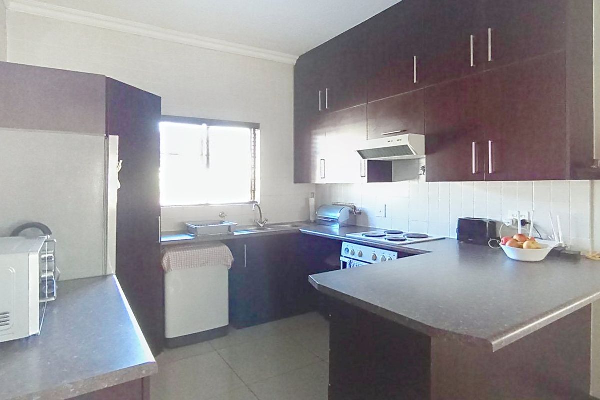 2 Bedroom Apartment for sale  in Paulshof - Photo 2