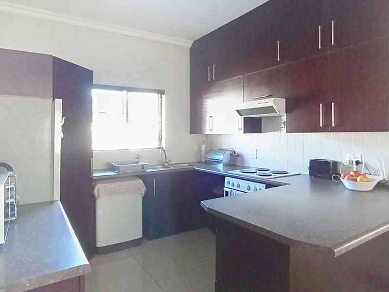 2 Bedroom Apartment for sale  in Paulshof - Photo 2