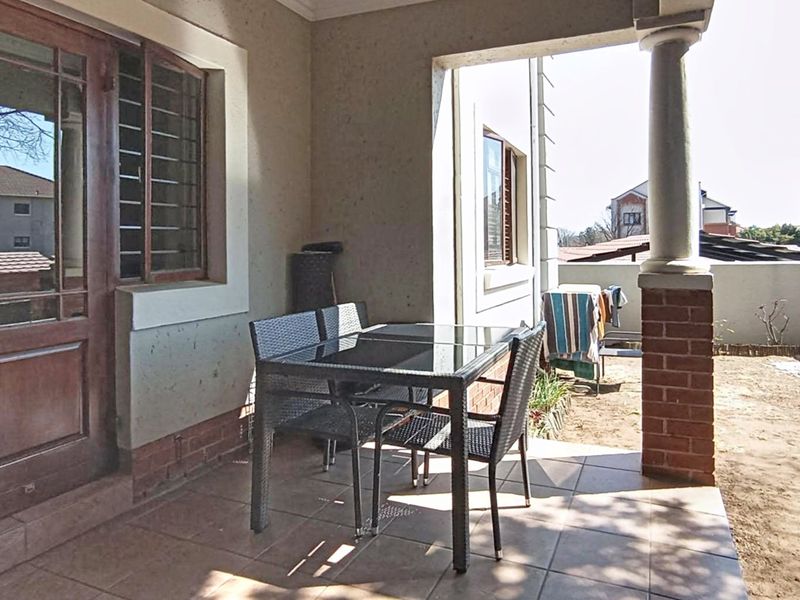 2 Bedroom Apartment for sale  in Paulshof - Photo 10