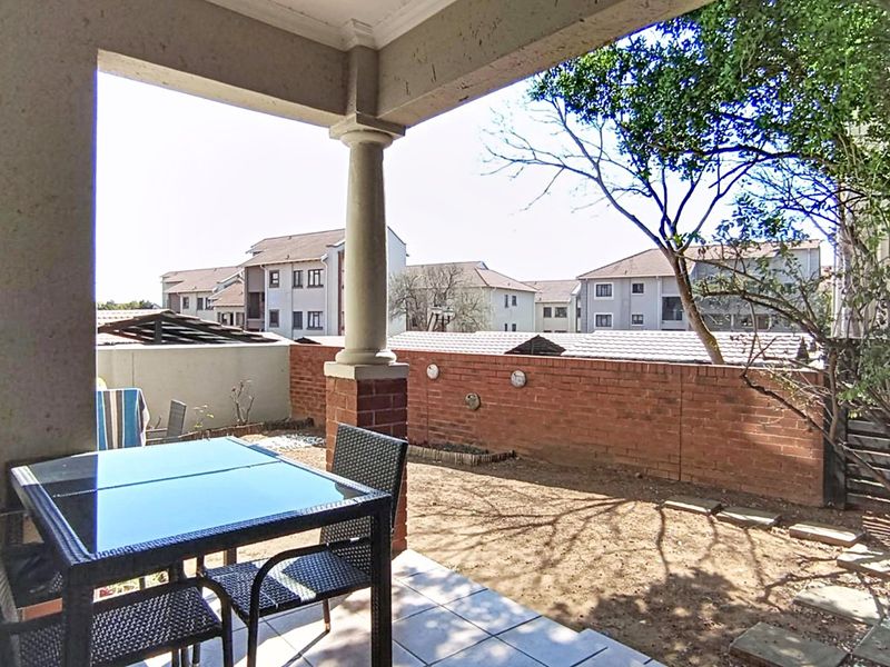 2 Bedroom Apartment for sale  in Paulshof - Photo 9