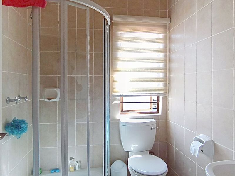 2 Bedroom Apartment for sale  in Paulshof - Photo 8