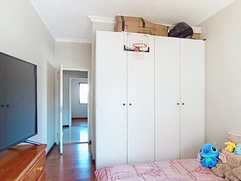 2 Bedroom Apartment for sale  in Paulshof - Photo 6