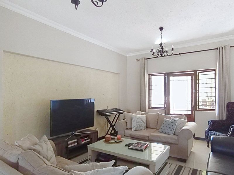 2 Bedroom Apartment for sale  in Paulshof - Photo 7