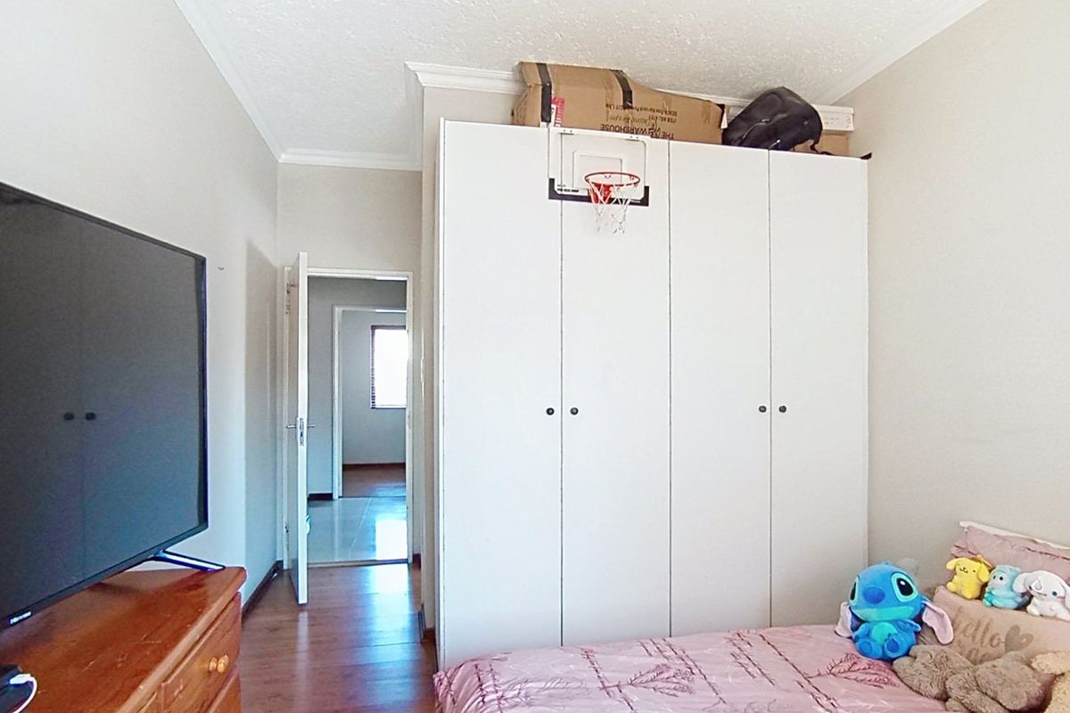 2 Bedroom Apartment for sale  in Paulshof - Photo 5