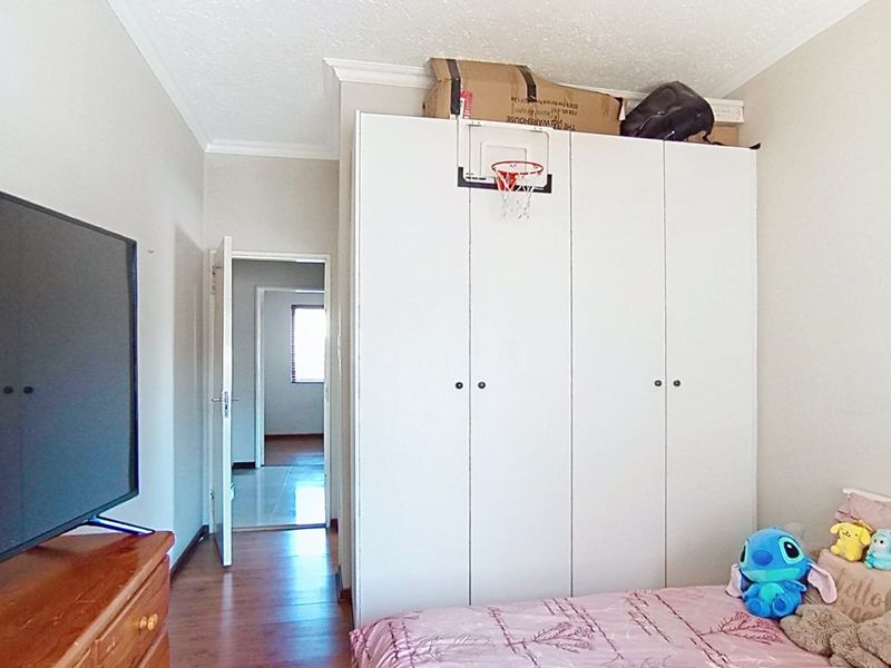 2 Bedroom Apartment for sale  in Paulshof - Photo 5