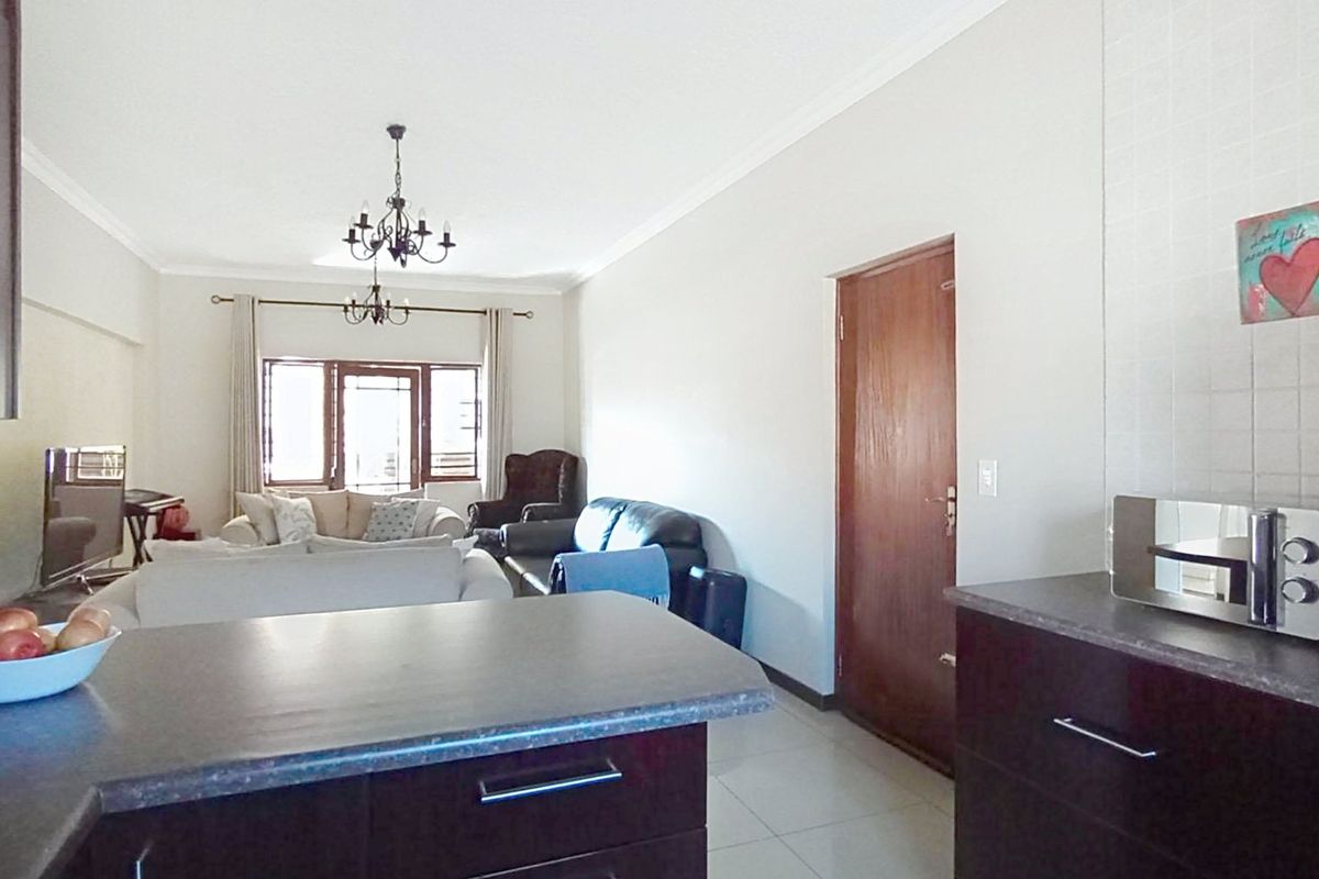 2 Bedroom Apartment for sale  in Paulshof - Photo 4