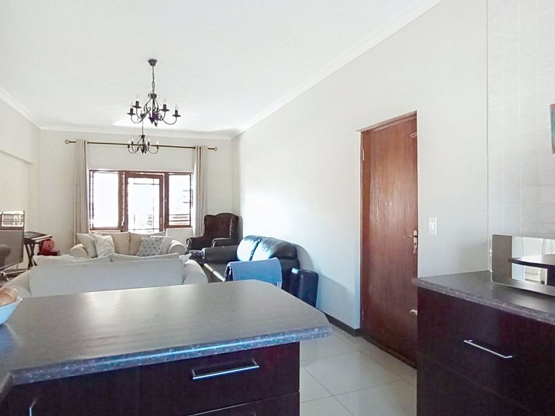 2 Bedroom Apartment for sale  in Paulshof - Photo 4