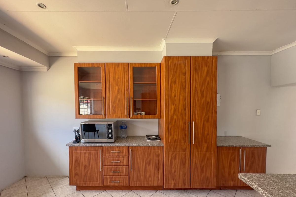 8 bedrooms, 8 bathrooms ideal for investment or guest house - Photo 4