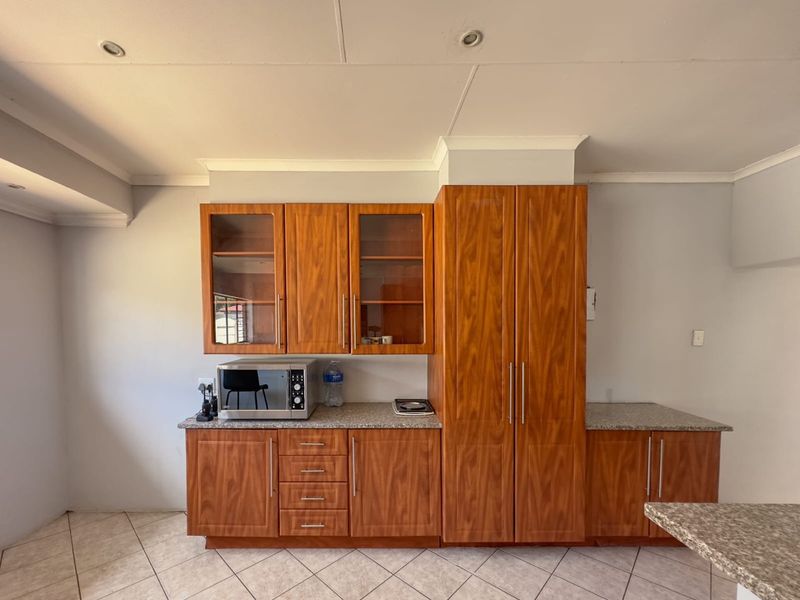 8 bedrooms, 8 bathrooms ideal for investment or guest house - Photo 4