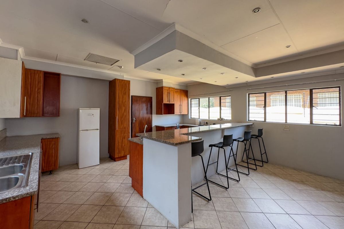 8 bedrooms, 8 bathrooms ideal for investment or guest house - Photo 2