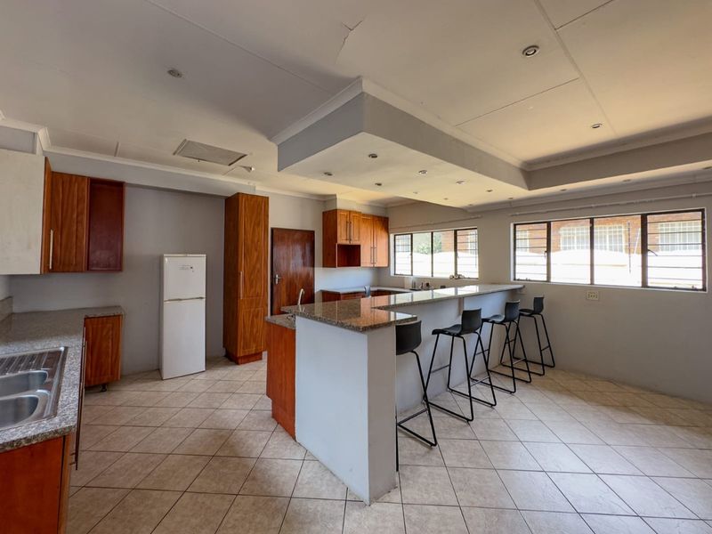 8 bedrooms, 8 bathrooms ideal for investment or guest house - Photo 2