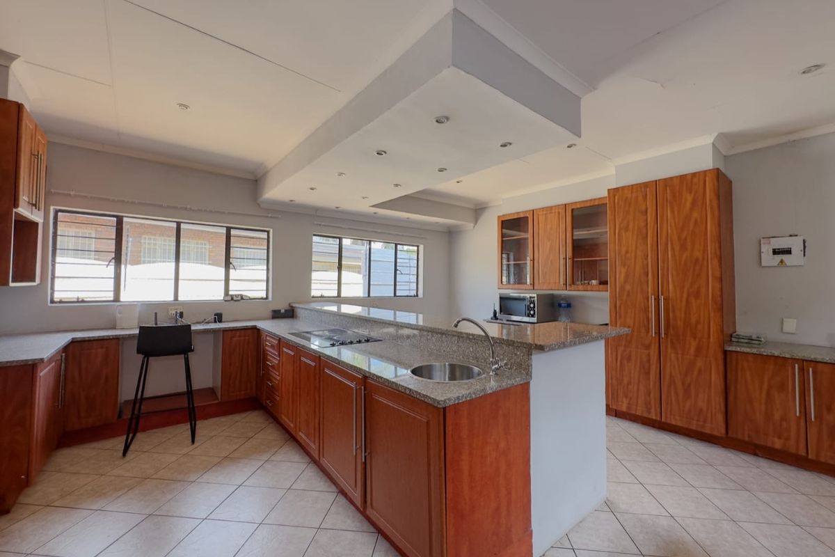 8 bedrooms, 8 bathrooms ideal for investment or guest house - Photo 3