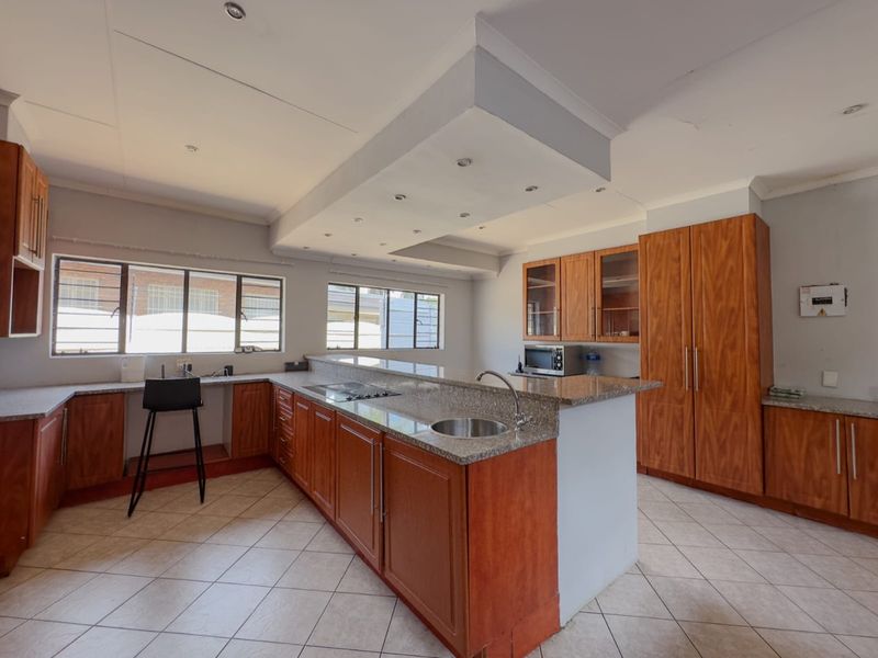 8 bedrooms, 8 bathrooms ideal for investment or guest house - Photo 3