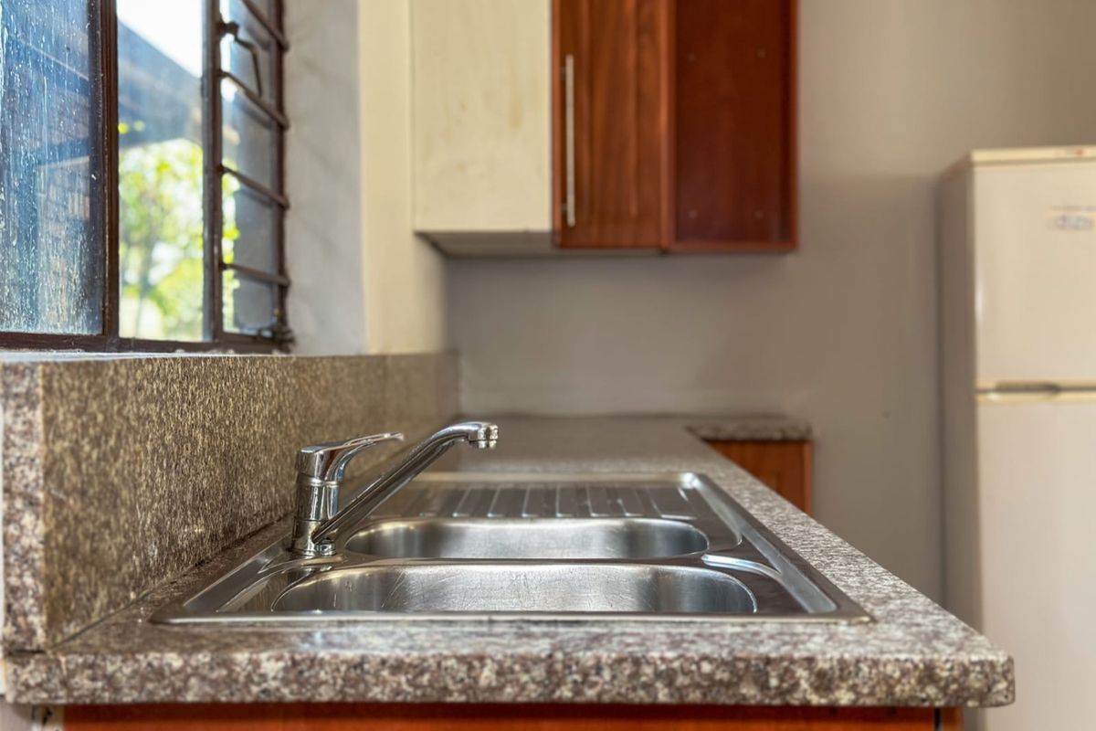 8 bedrooms, 8 bathrooms ideal for investment or guest house - Photo 5