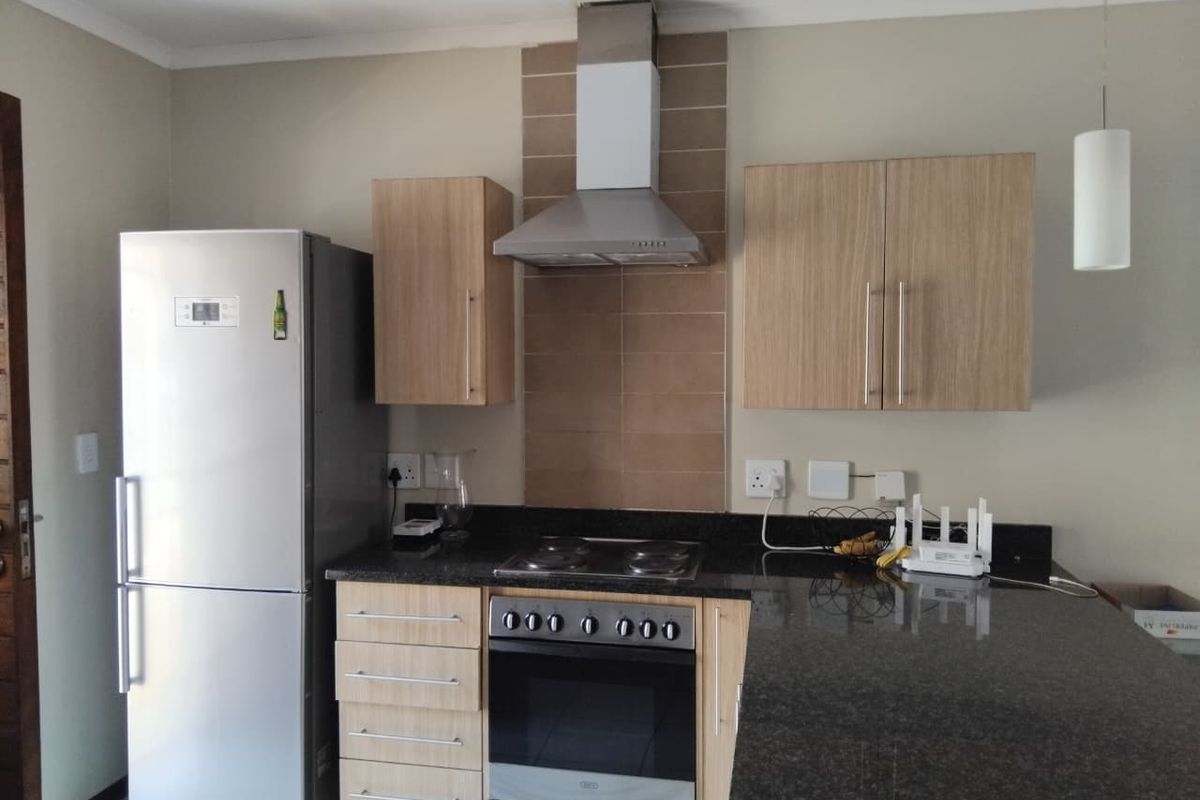 Beautiful & Spacious 3-Bed, 2-Bath Home in Prestigious Mooikloof Ridge - Photo 4