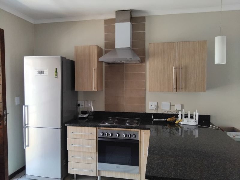 Beautiful & Spacious 3-Bed, 2-Bath Home in Prestigious Mooikloof Ridge - Photo 4