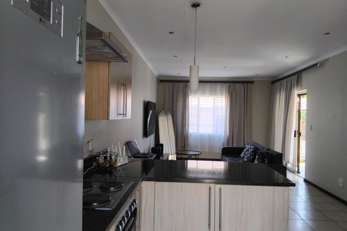 Beautiful & Spacious 3-Bed, 2-Bath Home in Prestigious Mooikloof Ridge - Photo 5