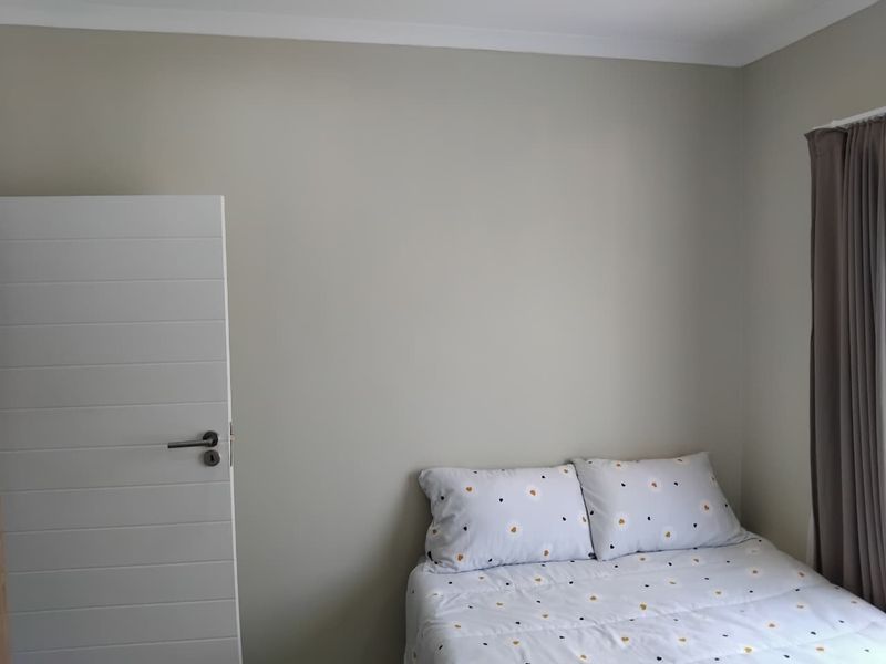 Beautiful & Spacious 3-Bed, 2-Bath Home in Prestigious Mooikloof Ridge - Photo 9