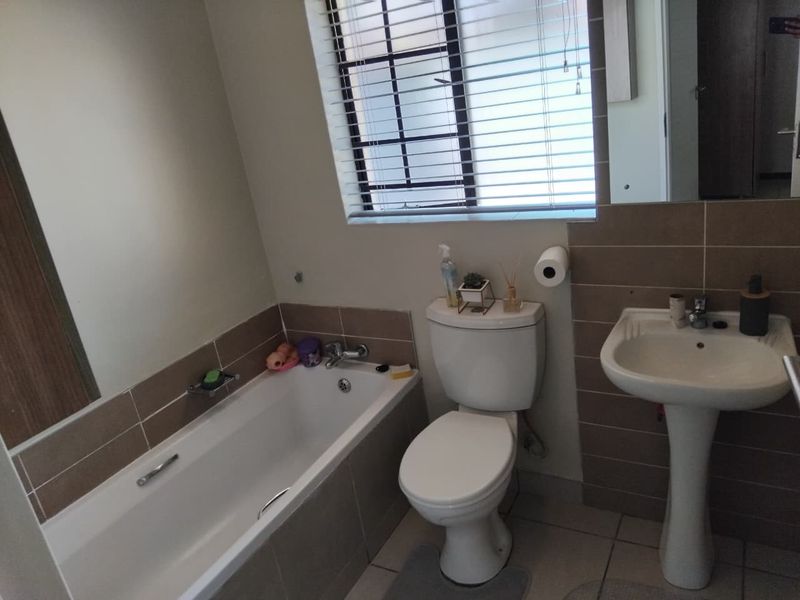 Beautiful & Spacious 3-Bed, 2-Bath Home in Prestigious Mooikloof Ridge - Photo 8