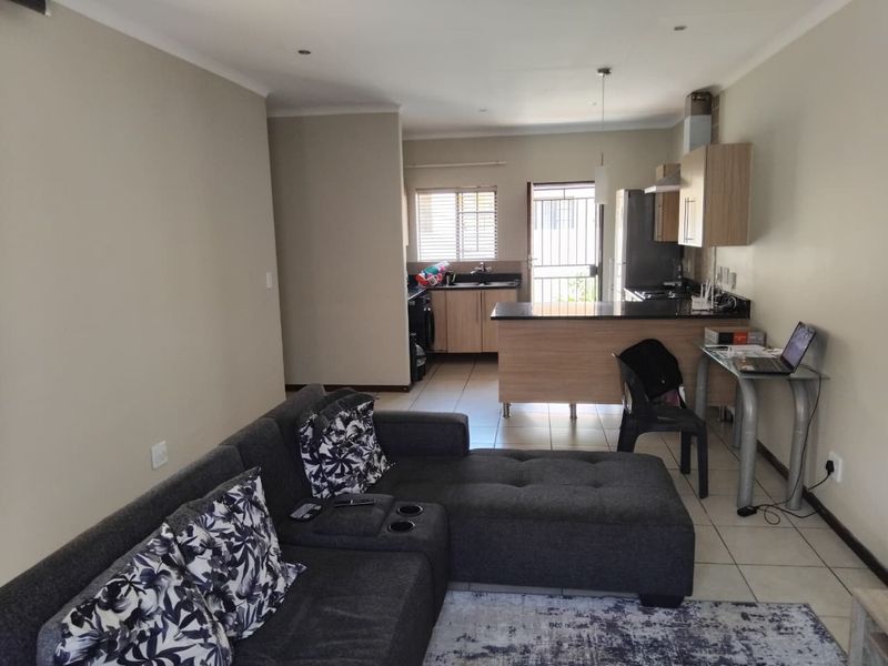 Beautiful & Spacious 3-Bed, 2-Bath Home in Prestigious Mooikloof Ridge - Photo 6