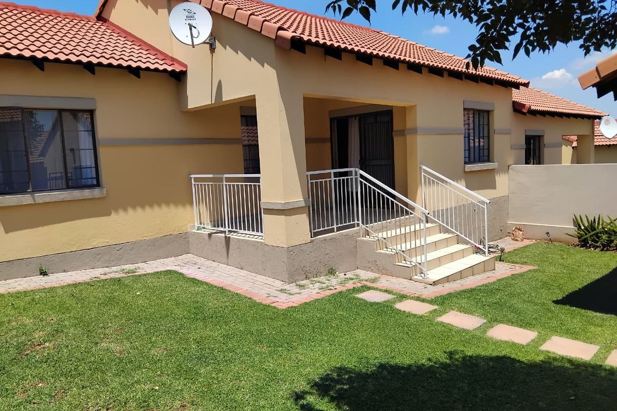 Beautiful & Spacious 3-Bed, 2-Bath Home in Prestigious Mooikloof Ridge - Photo 3