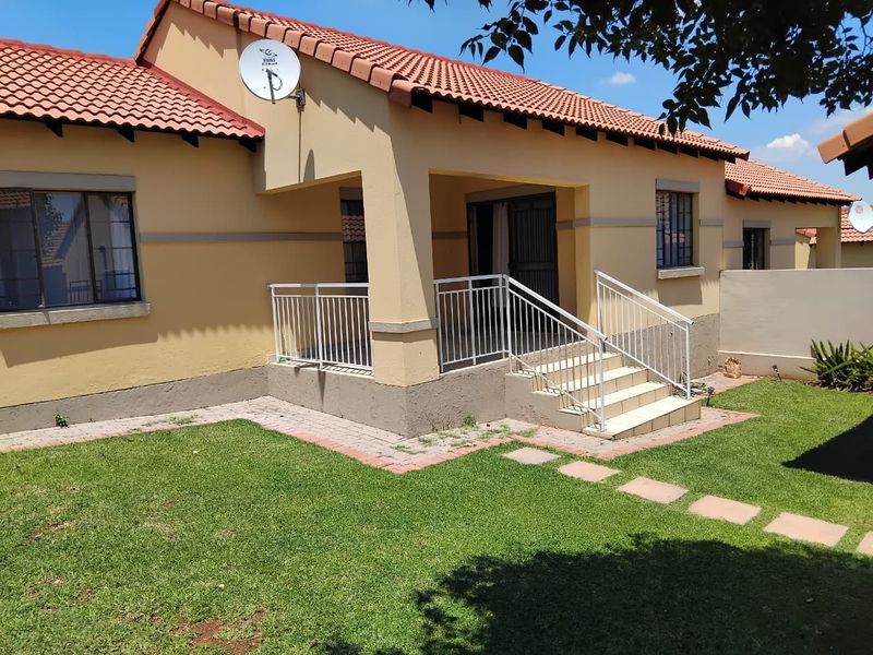 Beautiful & Spacious 3-Bed, 2-Bath Home in Prestigious Mooikloof Ridge - Photo 3