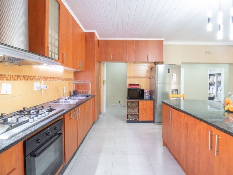 Spacious 6-Bedroom Home for Sale – Croydon - Photo 5