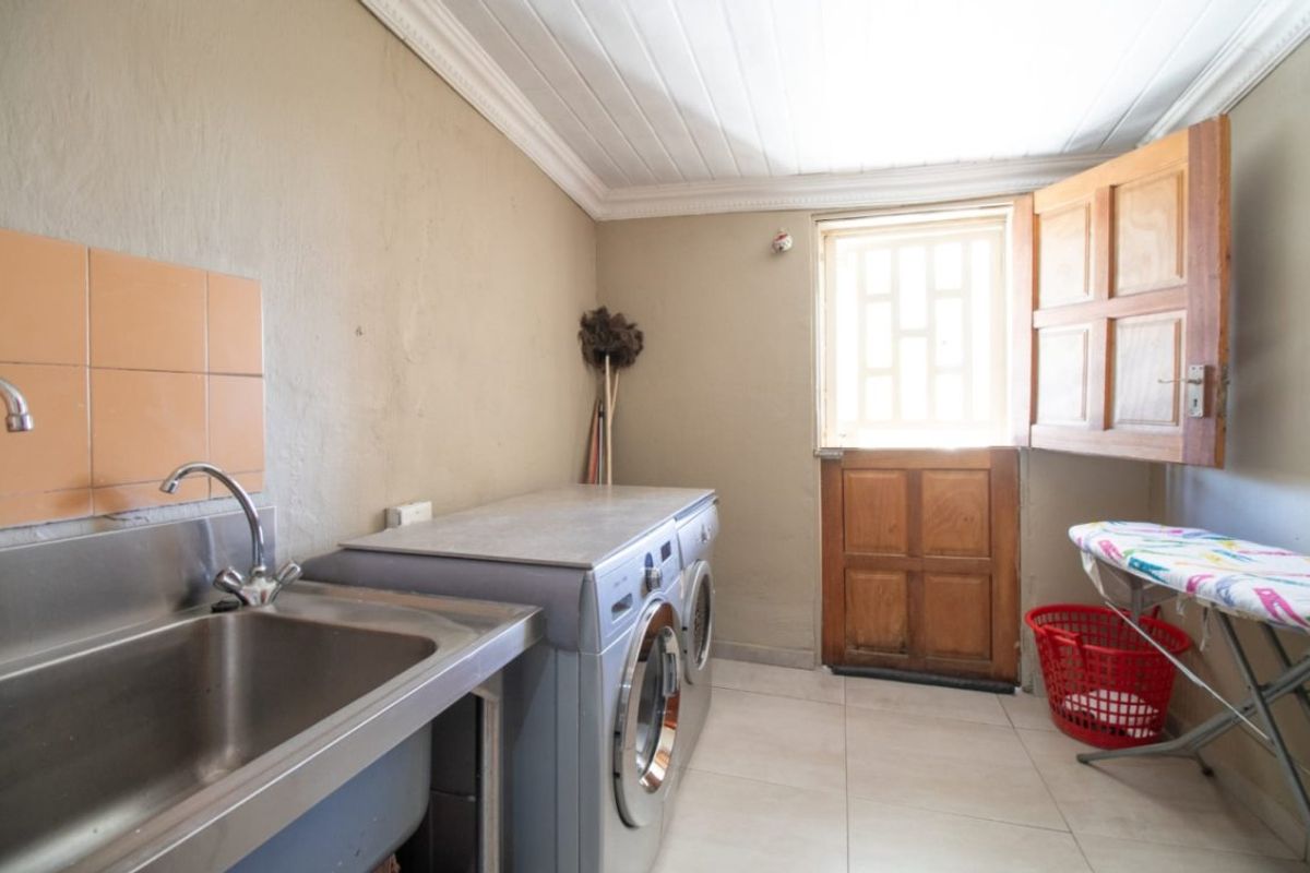 Spacious 6-Bedroom Home for Sale – Croydon - Photo 2