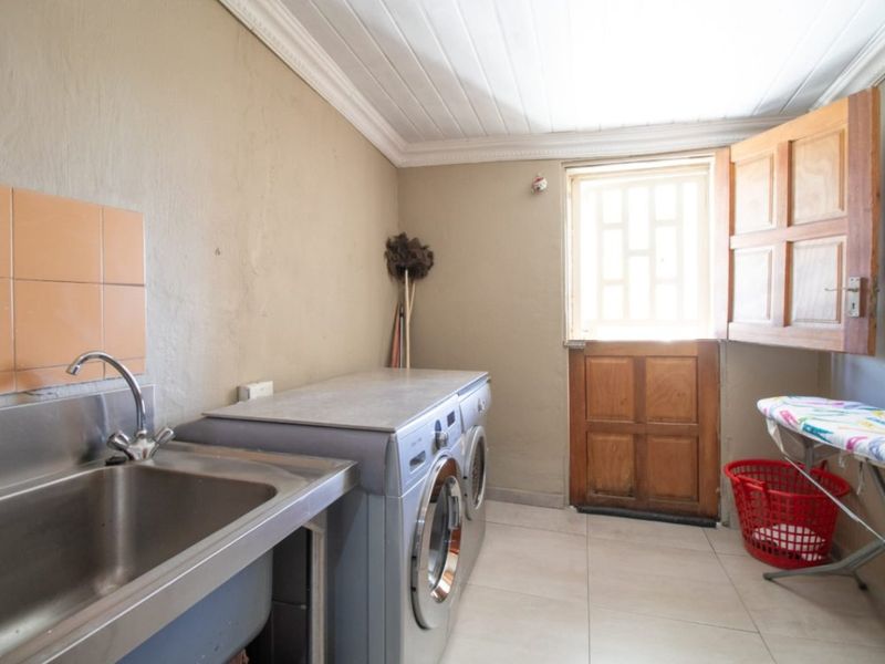 Spacious 6-Bedroom Home for Sale – Croydon - Photo 2