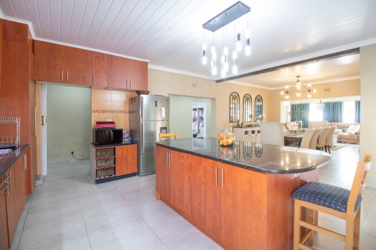 Spacious 6-Bedroom Home for Sale – Croydon - Photo 4