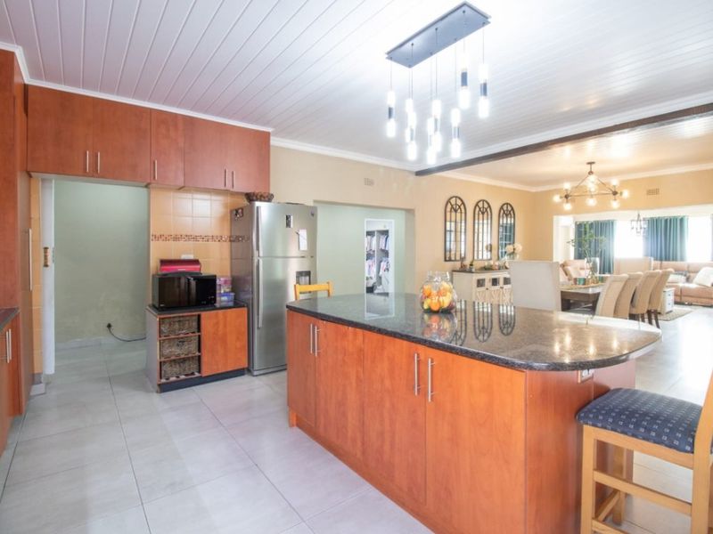 Spacious 6-Bedroom Home for Sale – Croydon - Photo 4