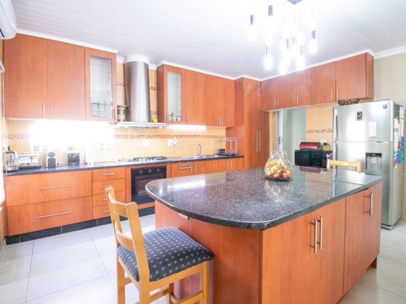 Spacious 6-Bedroom Home for Sale – Croydon - Photo 7