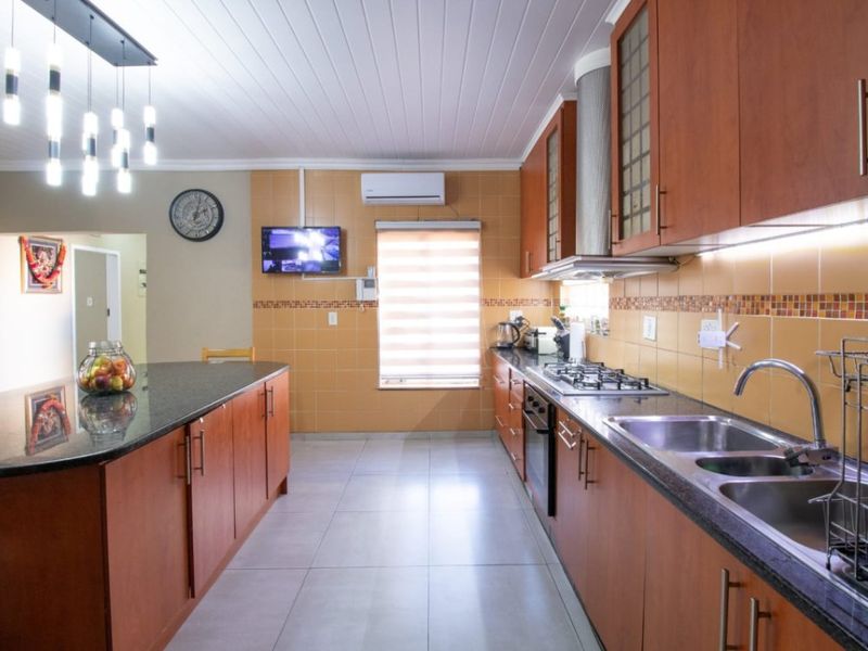 Spacious 6-Bedroom Home for Sale – Croydon - Photo 6