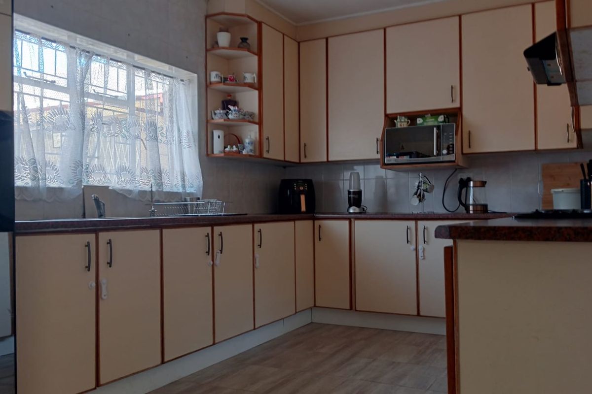NEAT 4 BEDROOM HOUSE FOR SALE IN SE 1 - Photo 2