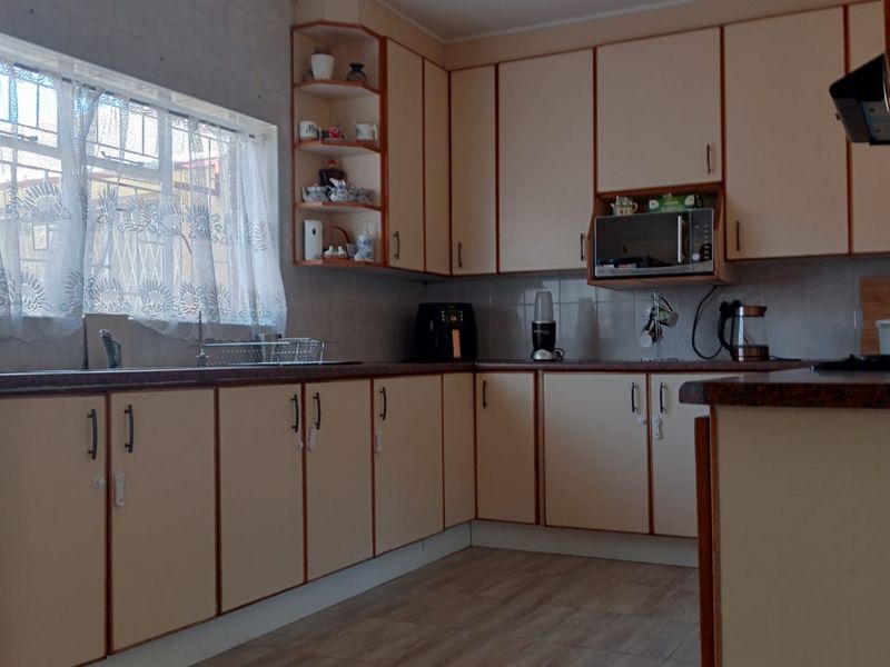 NEAT 4 BEDROOM HOUSE FOR SALE IN SE 1 - Photo 2