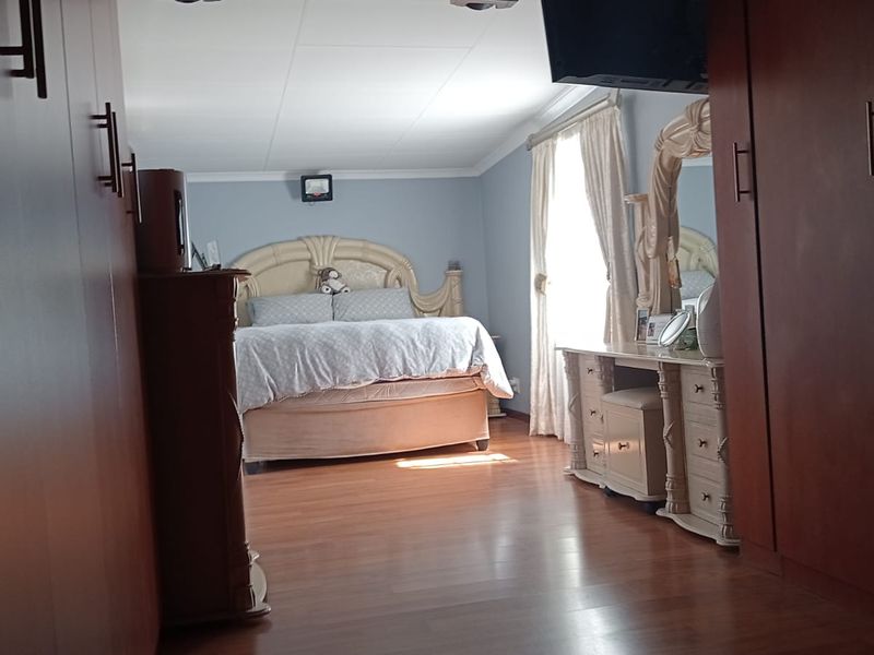 NEAT 4 BEDROOM HOUSE FOR SALE IN SE 1 - Photo 9
