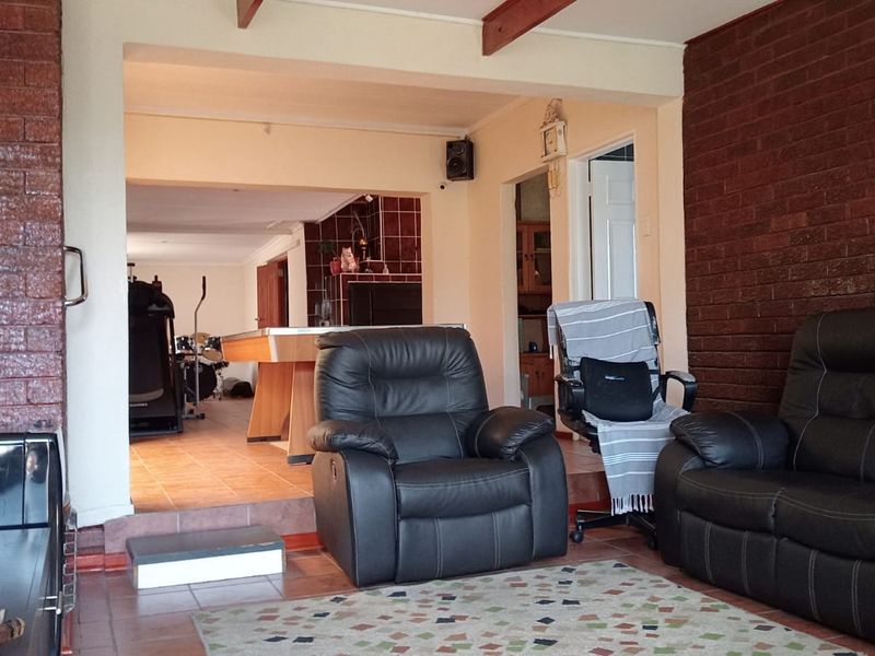 NEAT 4 BEDROOM HOUSE FOR SALE IN SE 1 - Photo 5