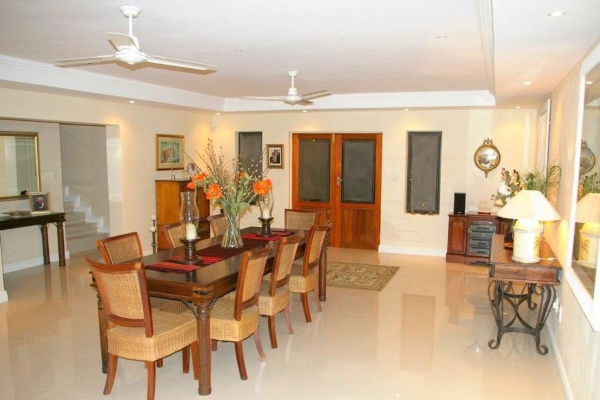 A Beautiful Family Residence With A Touch Of Class!!!!!! - Photo 3