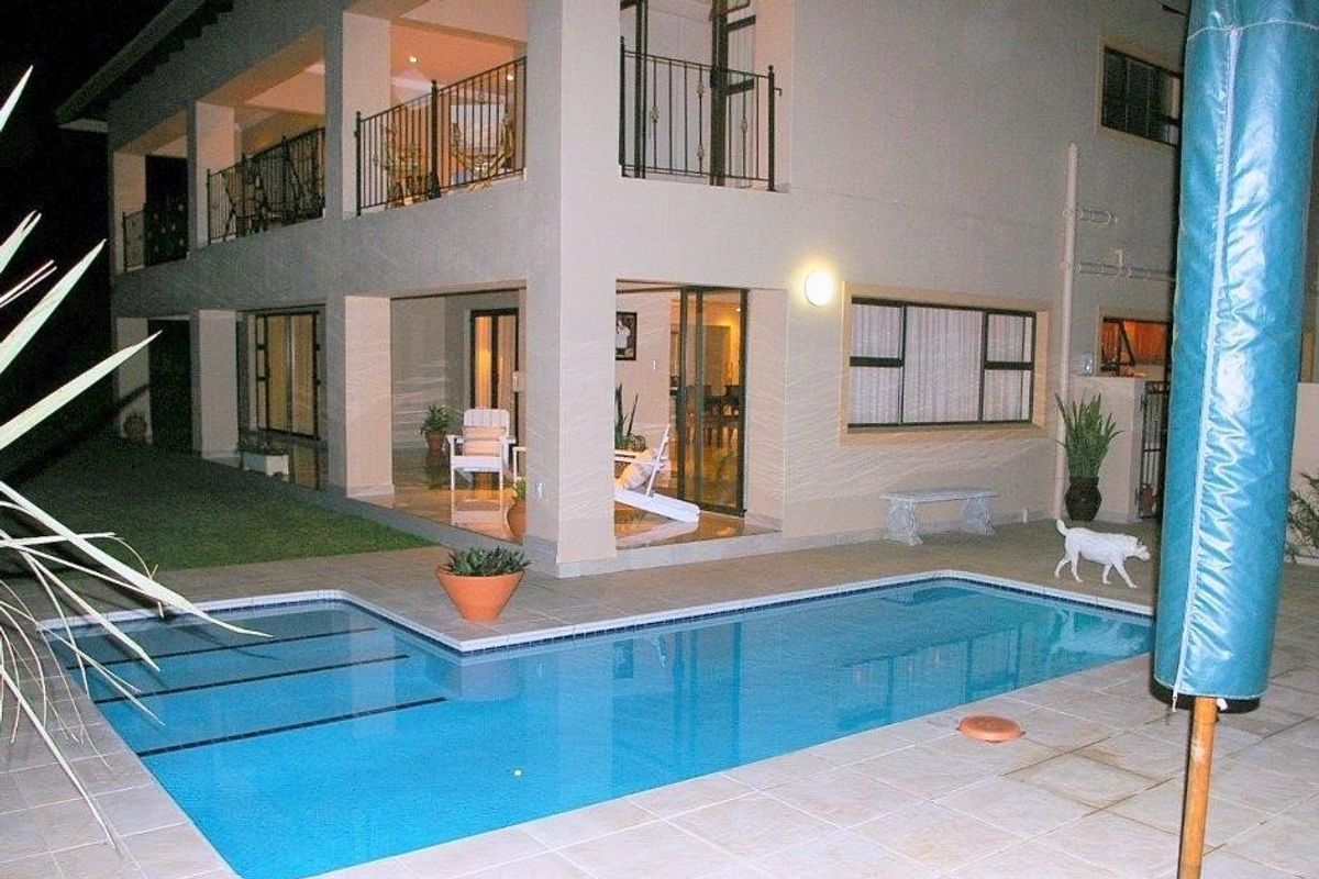 A Beautiful Family Residence With A Touch Of Class!!!!!! - Photo 2