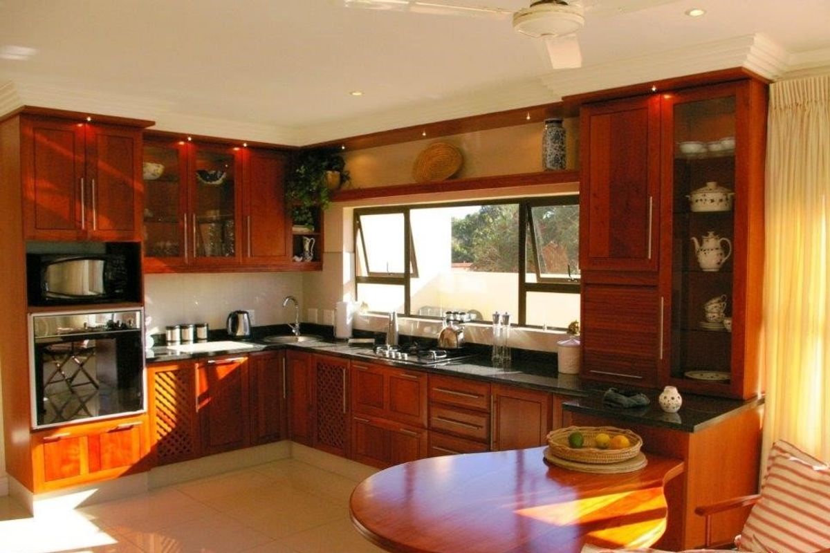 A Beautiful Family Residence With A Touch Of Class!!!!!! - Photo 5