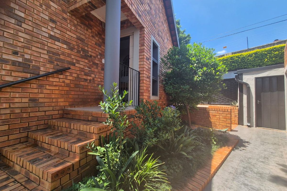 Modern Luxury Living in NEWKLOOF Estate - SOLE and EXCLUSIVE Mandate - Photo 3