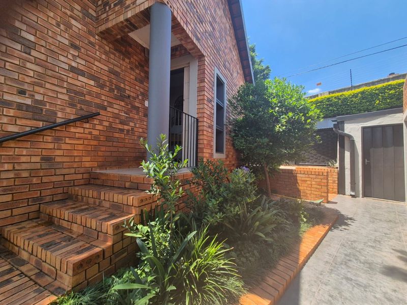 Modern Luxury Living in NEWKLOOF Estate - SOLE and EXCLUSIVE Mandate - Photo 3