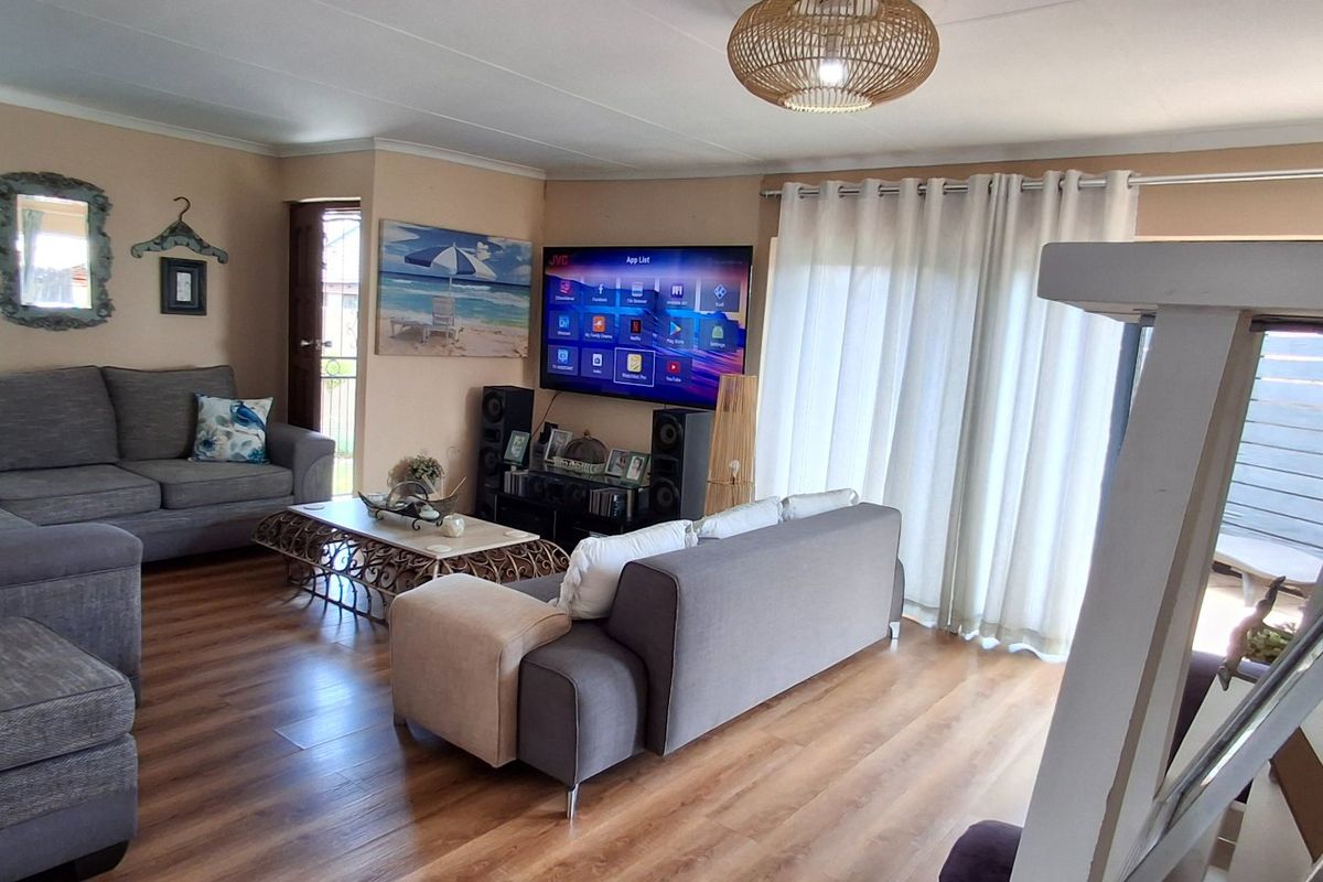 BEAUTIFUL HOUSE FOR SALE IN DOORNPOORT - Photo 2