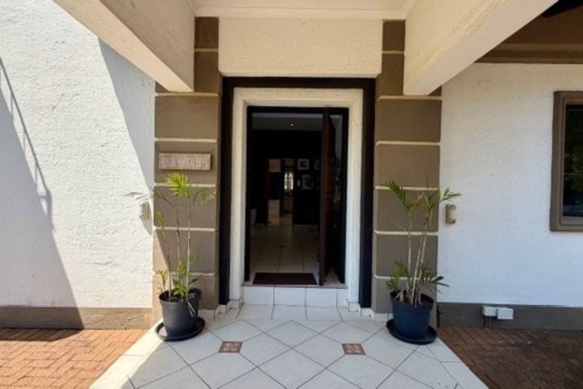 Elevated Family Home with Sweeping Sea Views and Full Backup Systems - Photo 4